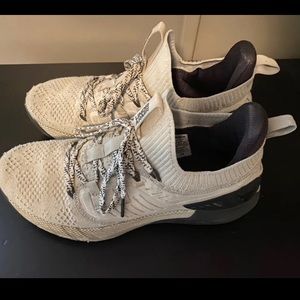 Mens UA project rock 3 training shoes. Size 8.5